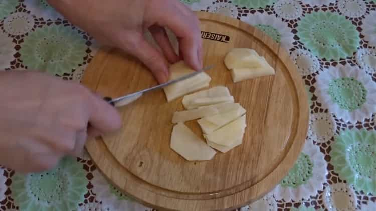 Pour la soupe, hachez les pommes de terre