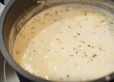 preparamos una salsa de queso fragante para pasta de acuerdo con una receta paso a paso con una foto.