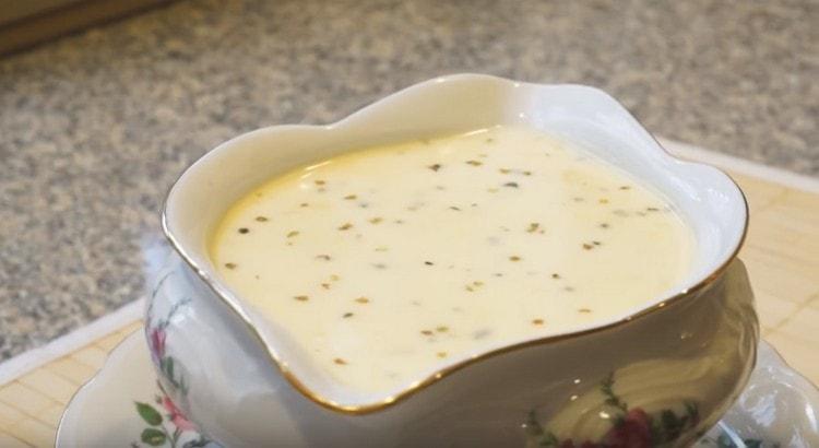 Mirisni umak od tjestenine od sira je spreman.