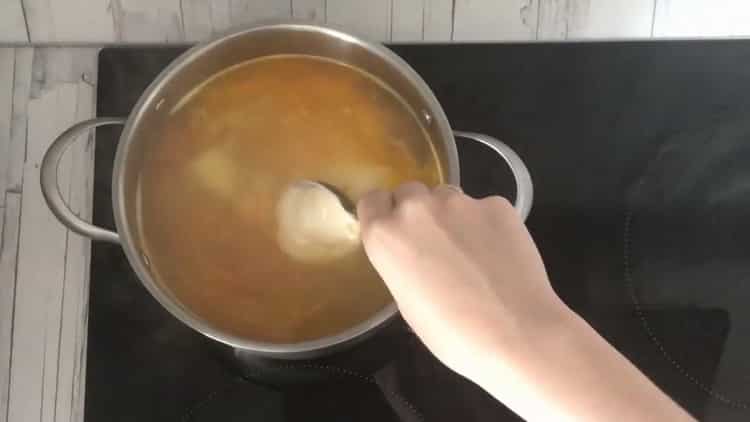 Mélanger les ingrédients pour faire la soupe.