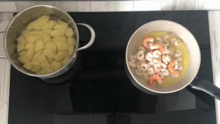 Frire les crevettes pour faire la soupe.