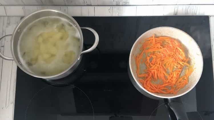 Fríe la cebolla para hacer la sopa.