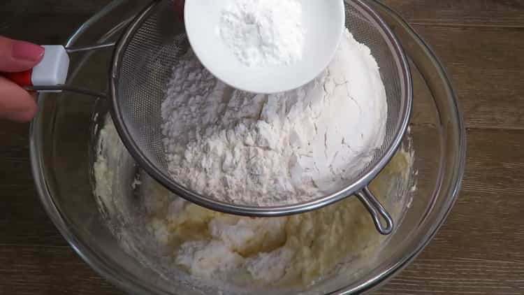 Tamiser la farine pour faire la pâte à caillé