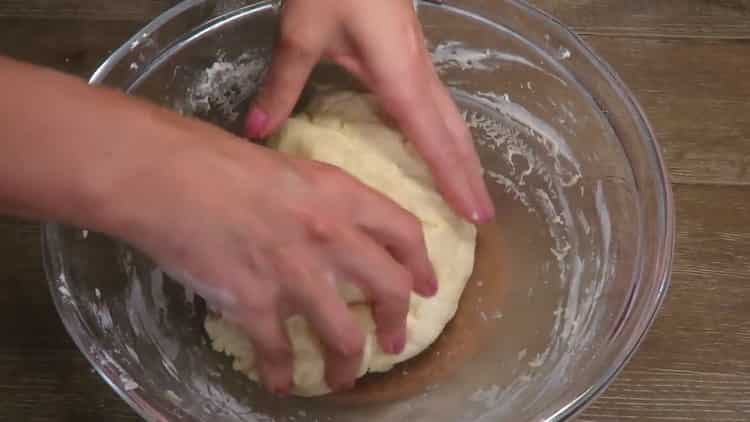 Pour préparer la pâte à caillé, pétrir la pâte