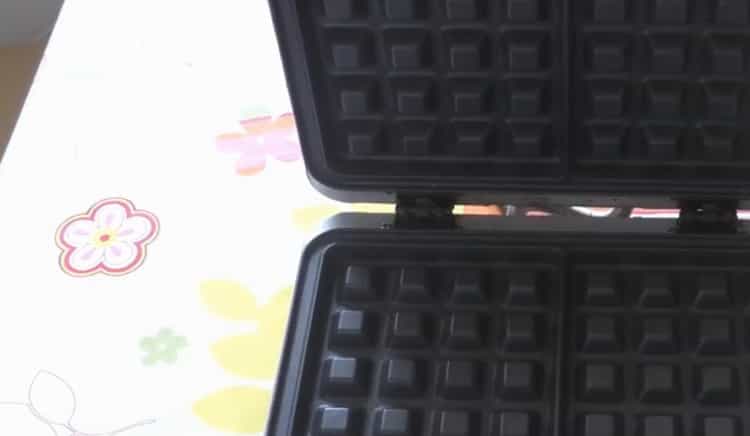 Prepare the technique for making waffles