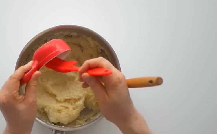 Para preparar el budín, prepare los ingredientes.