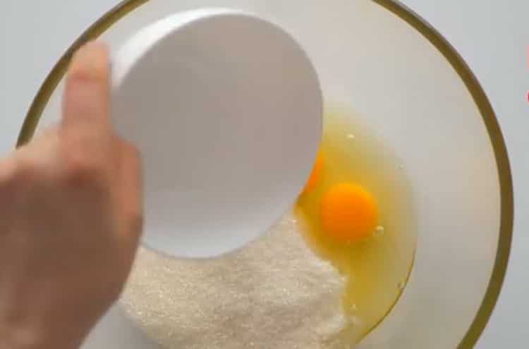 Combina los huevos y el azúcar para hacer budín