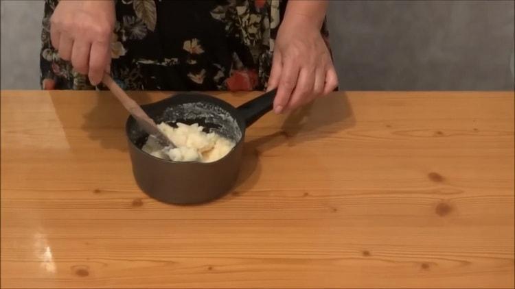 Cocinar budín de requesón en el horno de acuerdo con una receta simple