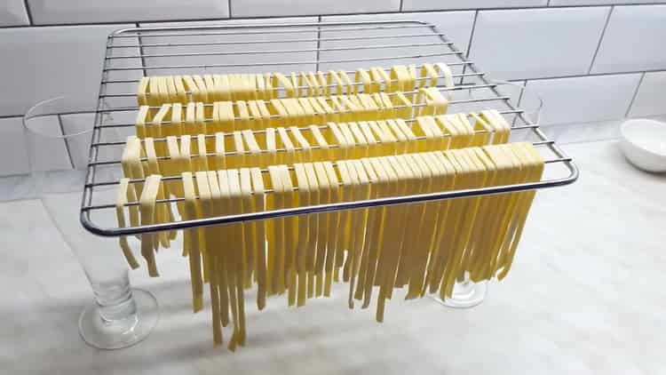 Dry the dough to make noodles