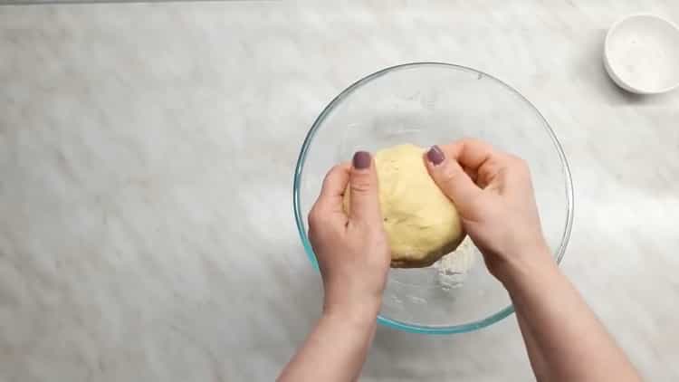 Mezclar los ingredientes para hacer la masa.