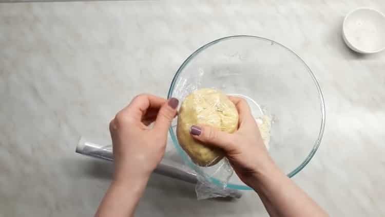 Para hacer fideos, coloca la masa debajo de una película