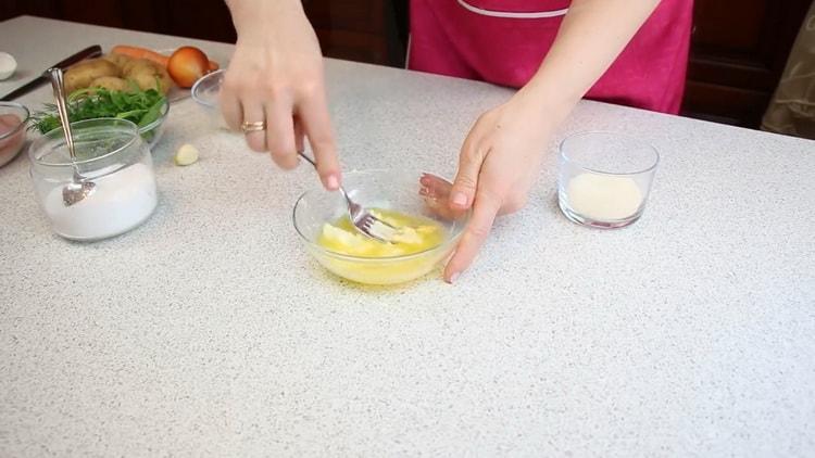 Cocinar masa para albóndigas de sopa