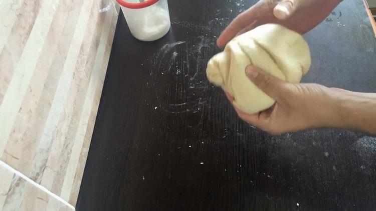 Knead the dough to make the dough.