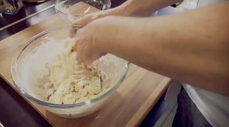 Mix the ingredients for the pizza dough.