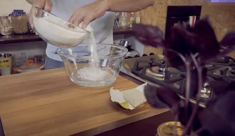 Prepara los ingredientes para la masa de pizza.