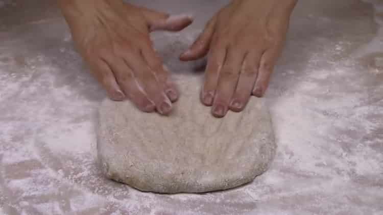 Abaisser la pâte pour faire une pizza