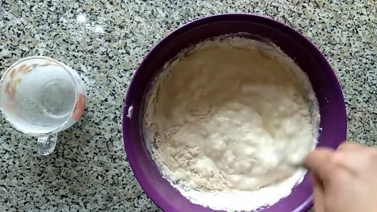 Tamiser la farine pour faire de la pâte