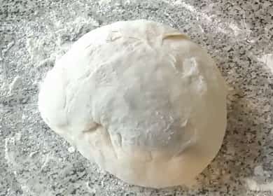 Pâte à pizza fine sans levure selon une recette pas à pas avec photo