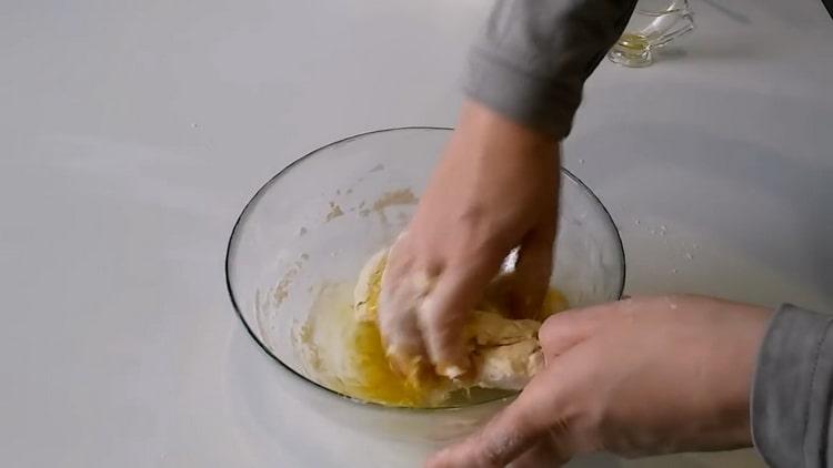 Pomiješajte sastojke kako biste napravili tijesto.