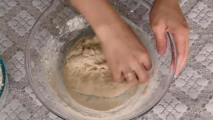 Knead the dough to make the dough.