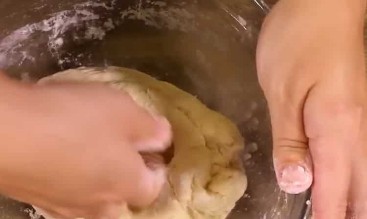 Mezclar los ingredientes para hacer la masa.