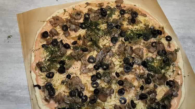 Para hacer pizza, ponga el relleno sobre la masa.