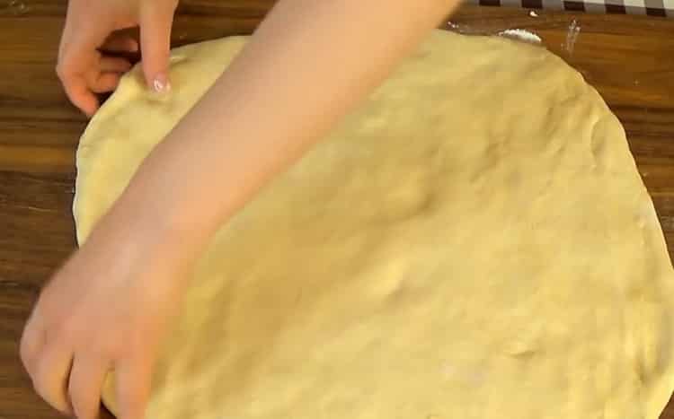 prêt pour la pâte à pizza sur la crème sure