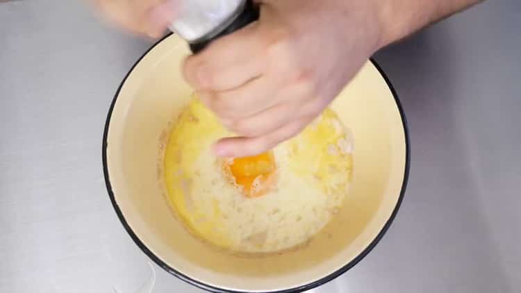 Mezclar los ingredientes para hacer la masa.