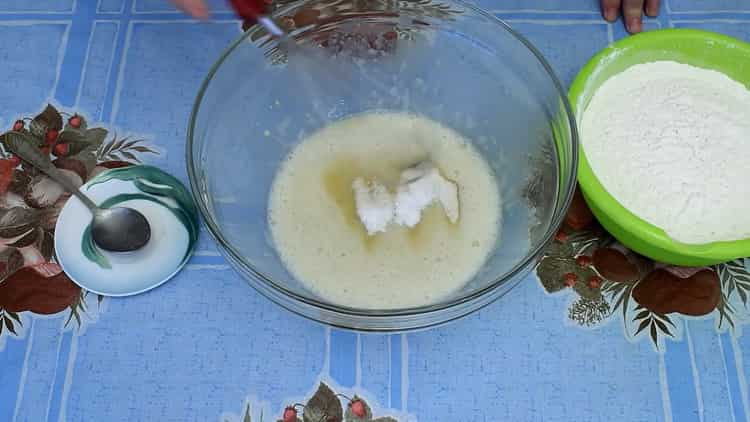 Pomiješajte sol i šećer da napravite tijesto.