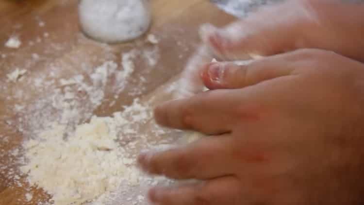 Umijesite sastojke kako biste napravili tijesto.