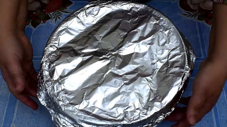 Pour préparer la pâte, préparez le papier d'aluminium