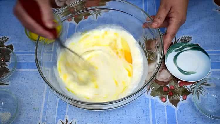 Agrega los huevos para preparar la masa.