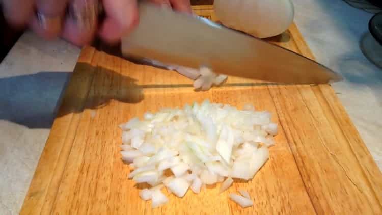 Para preparar albóndigas, prepare los ingredientes.