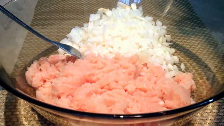 Para cocinar albóndigas, mezcle los ingredientes para la preparación de carne picada.