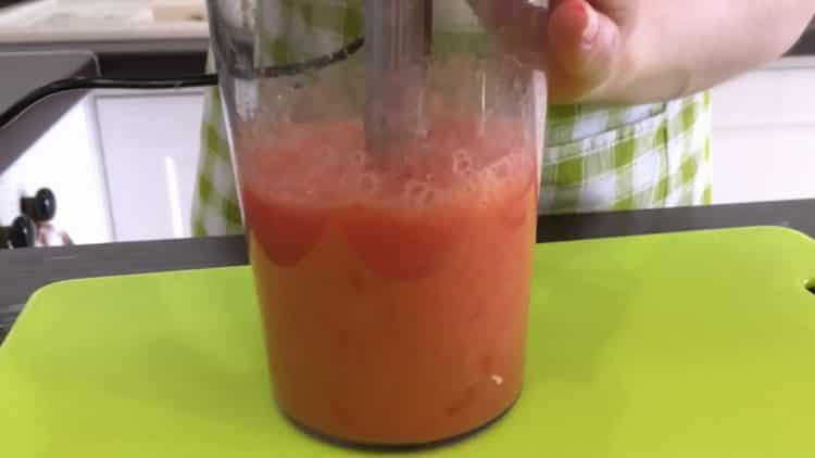 Para hacer albóndigas, prepare jugo de tomate.
