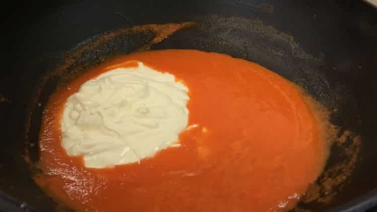 Para hacer albóndigas, mezcle los ingredientes para la salsa.