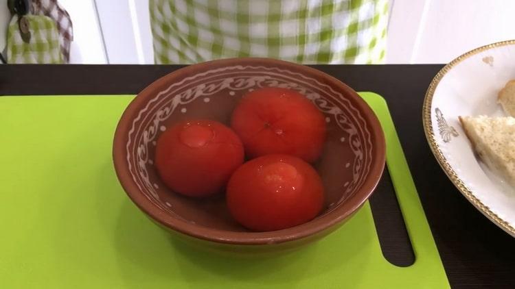 Til madlavning af kødboller skal du tømme tomater