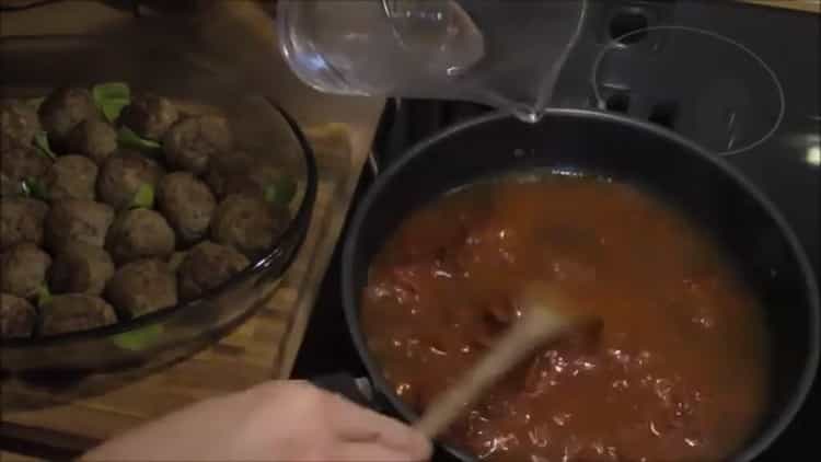 ajouter de l'eau pour les boulettes de viande