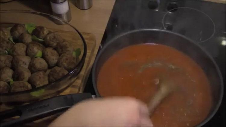 ajouter des épices pour faire des boulettes de viande