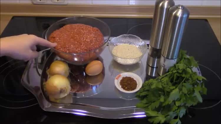 Cocinar albóndigas en salsa de tomate al horno