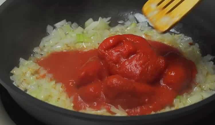 Para hacer albóndigas, prepare la salsa.