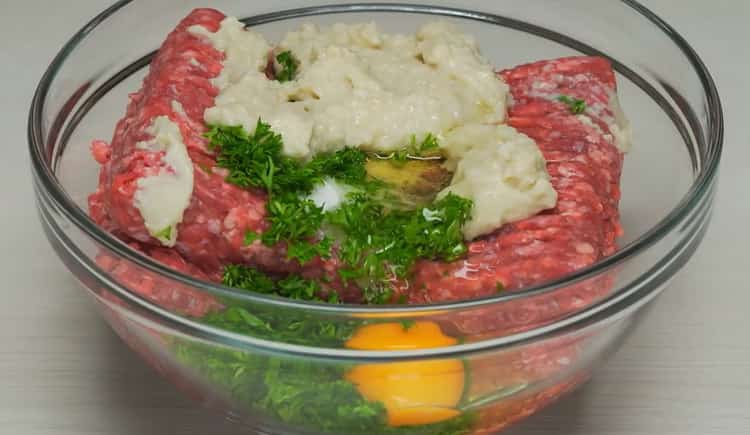 Na zmiešanie mäsových guličiek zmiešajte ingrediencie mletého mäsa.