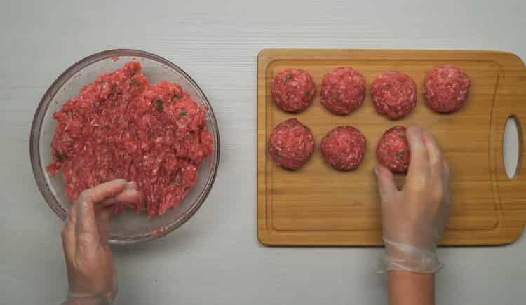 Para cocinar albóndigas, coloque las albóndigas en un tablero