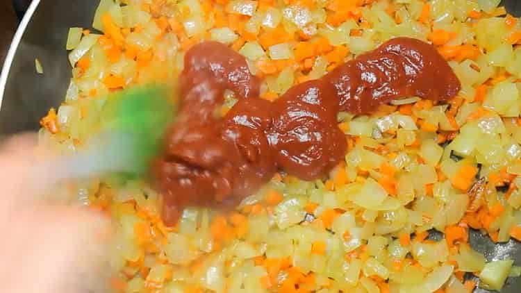 Ajouter la pâte de tomates pour cuire des boulettes de viande