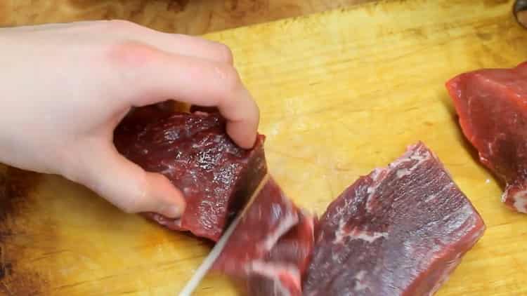 Pour préparer des boulettes de viande, préparez les ingrédients