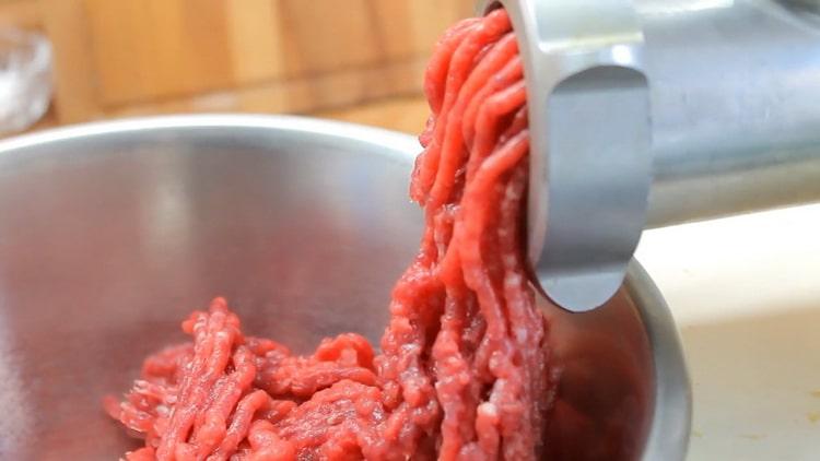 Pour cuire des boulettes de viande, passez la viande dans un hachoir à viande
