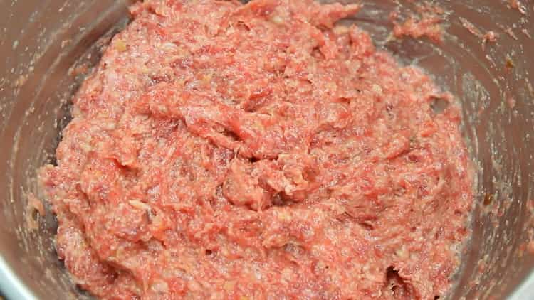 Pour cuire des boulettes de viande, préparez la farce