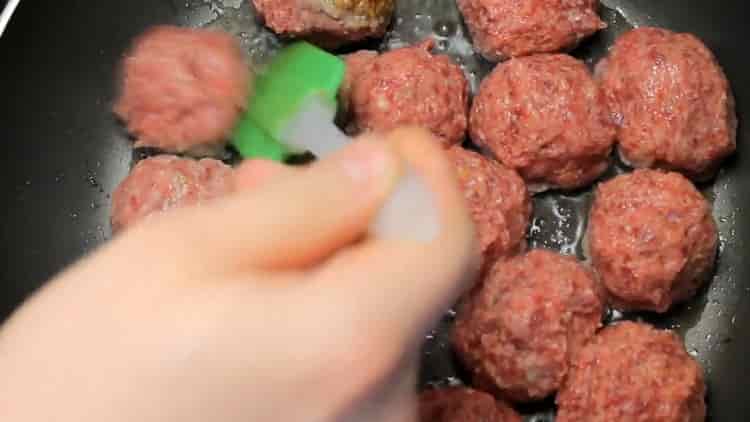Pour cuire des boulettes de viande, faire sauter la viande hachée