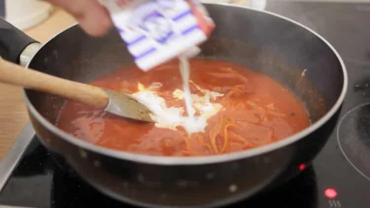 Para hacer albóndigas, agregue crema a la salsa