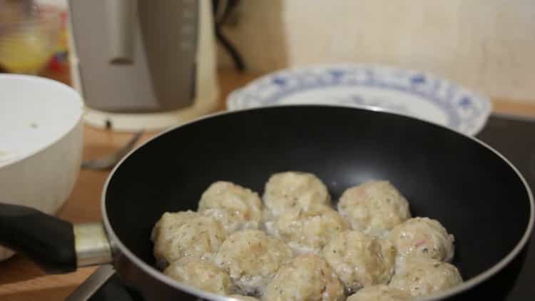 Para cocinar albóndigas, ponga las albóndigas en una sartén